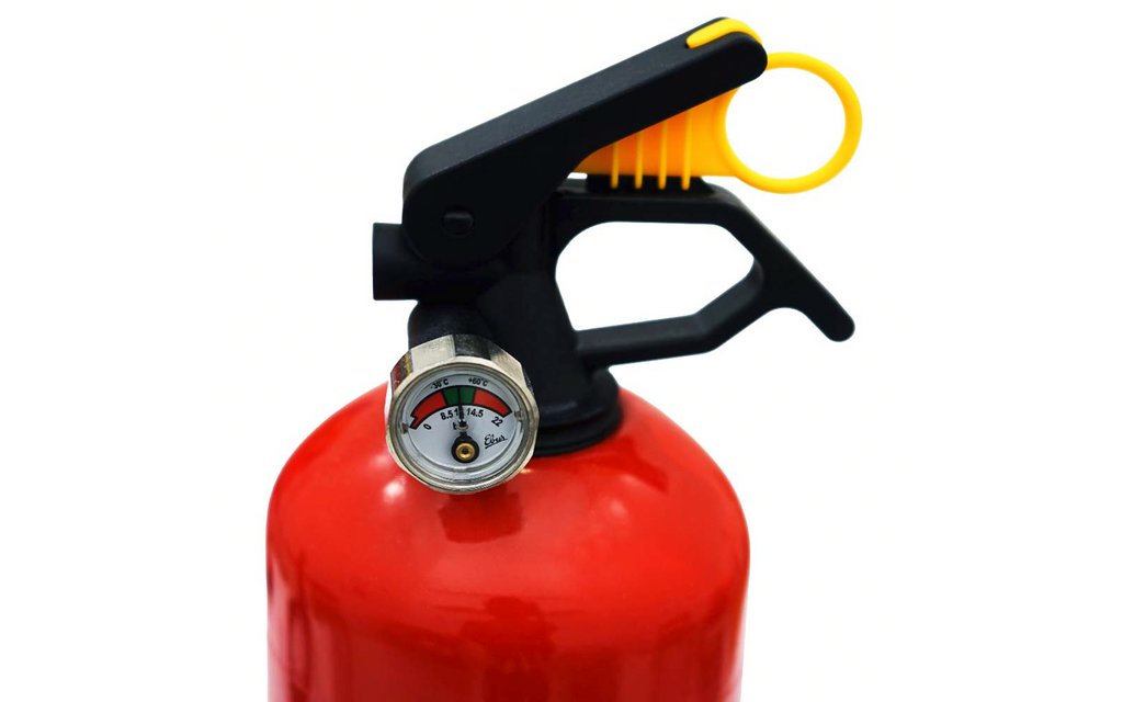 Detalj av manometer på ABC-brannslukker 1 kg med holder
