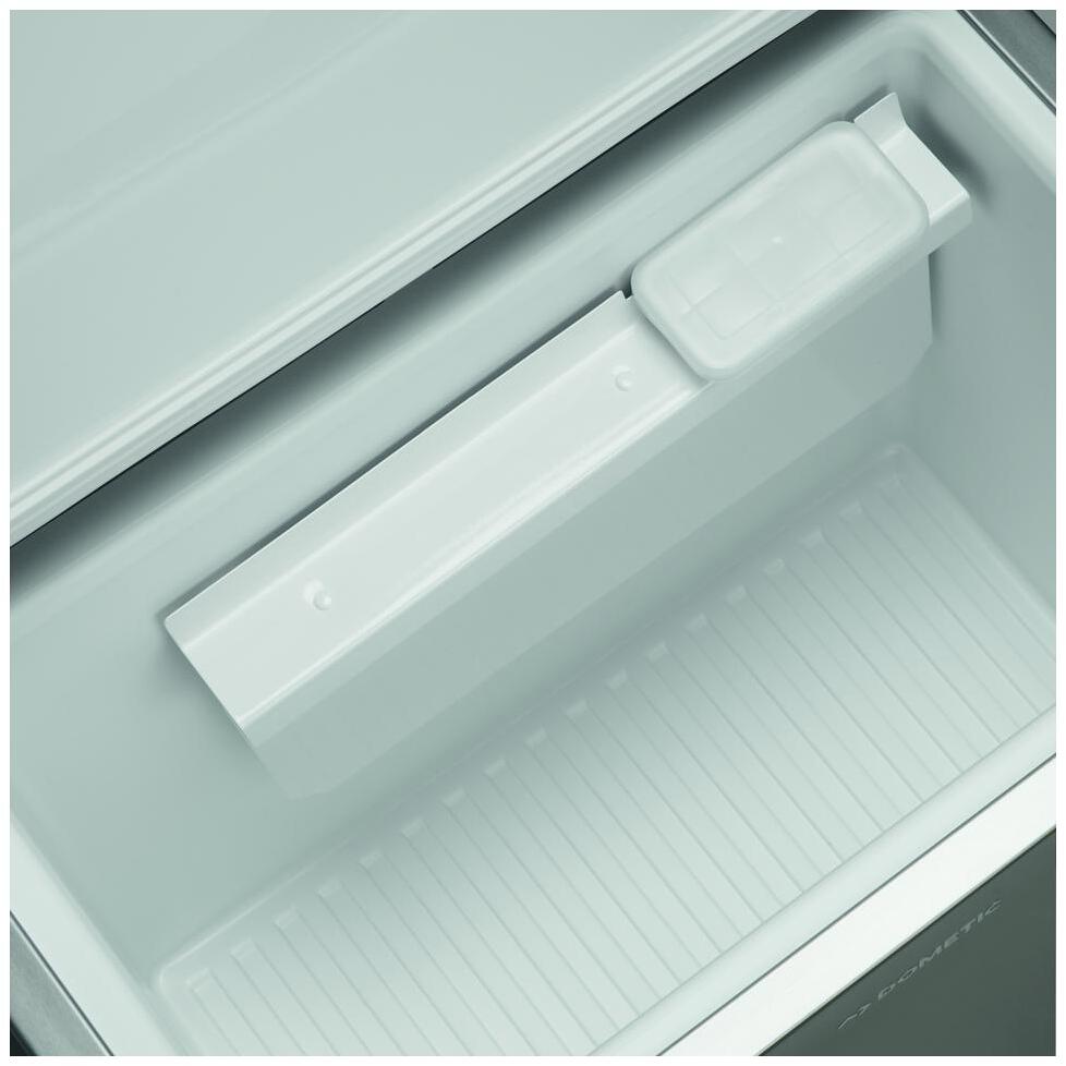 Nærbilde av isbitbrett i Absorber-kjøleboks CombiCool ACX3 12/230V/gass - Dometic