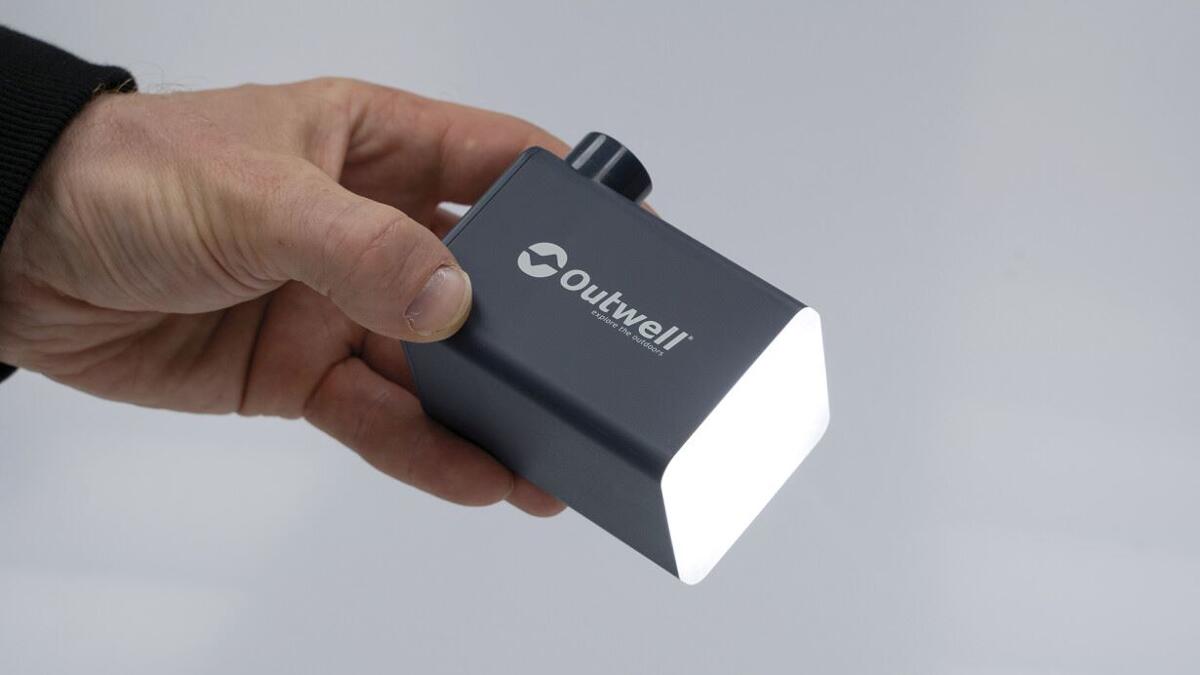 Nærbilde av USB-C ladeport på Aeroflow oppladbar luftpumpe med LED-lys