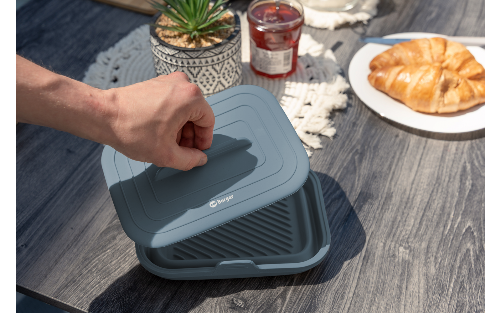 Airfryer-form med lokk sammenleggbar i silikon grønn i bruk med mat