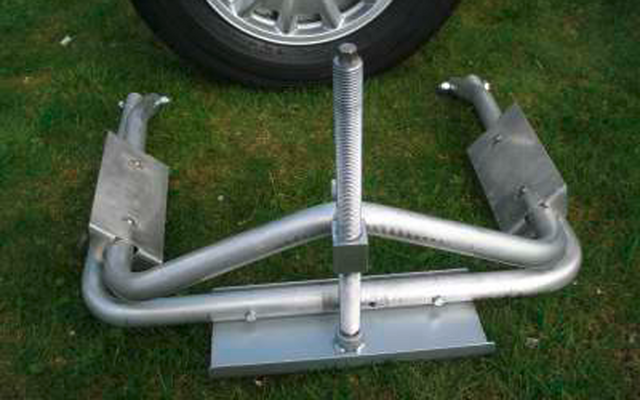 Nærbilde av ratsj på aluminium jekk med ratsj 81x24,5x20 cm 1000 kg - Milenco