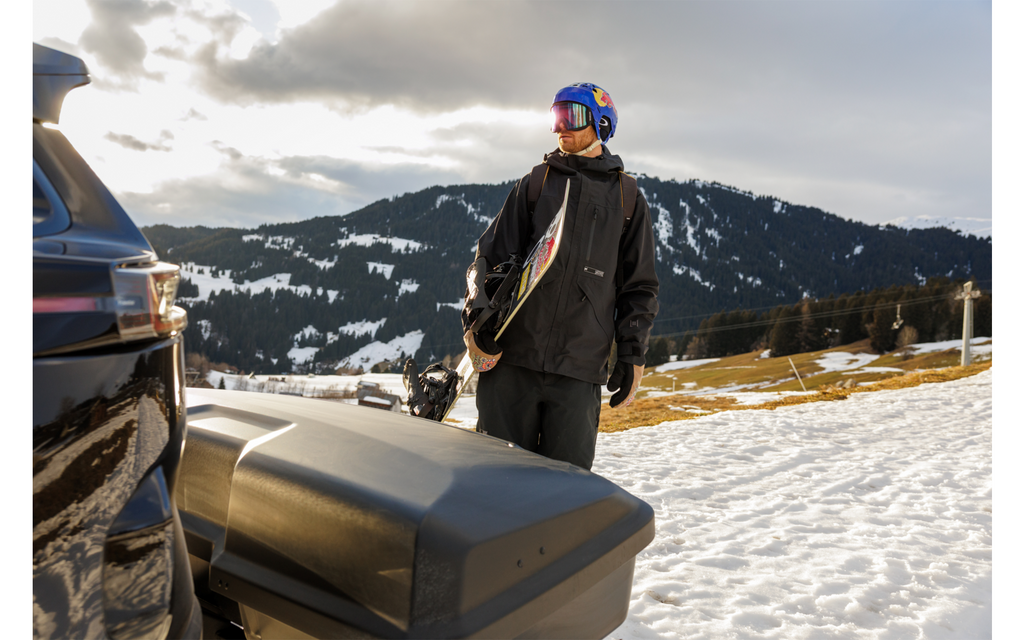 Arcos Box hekboks 300 l 17 kg svart - Thule sett fra siden