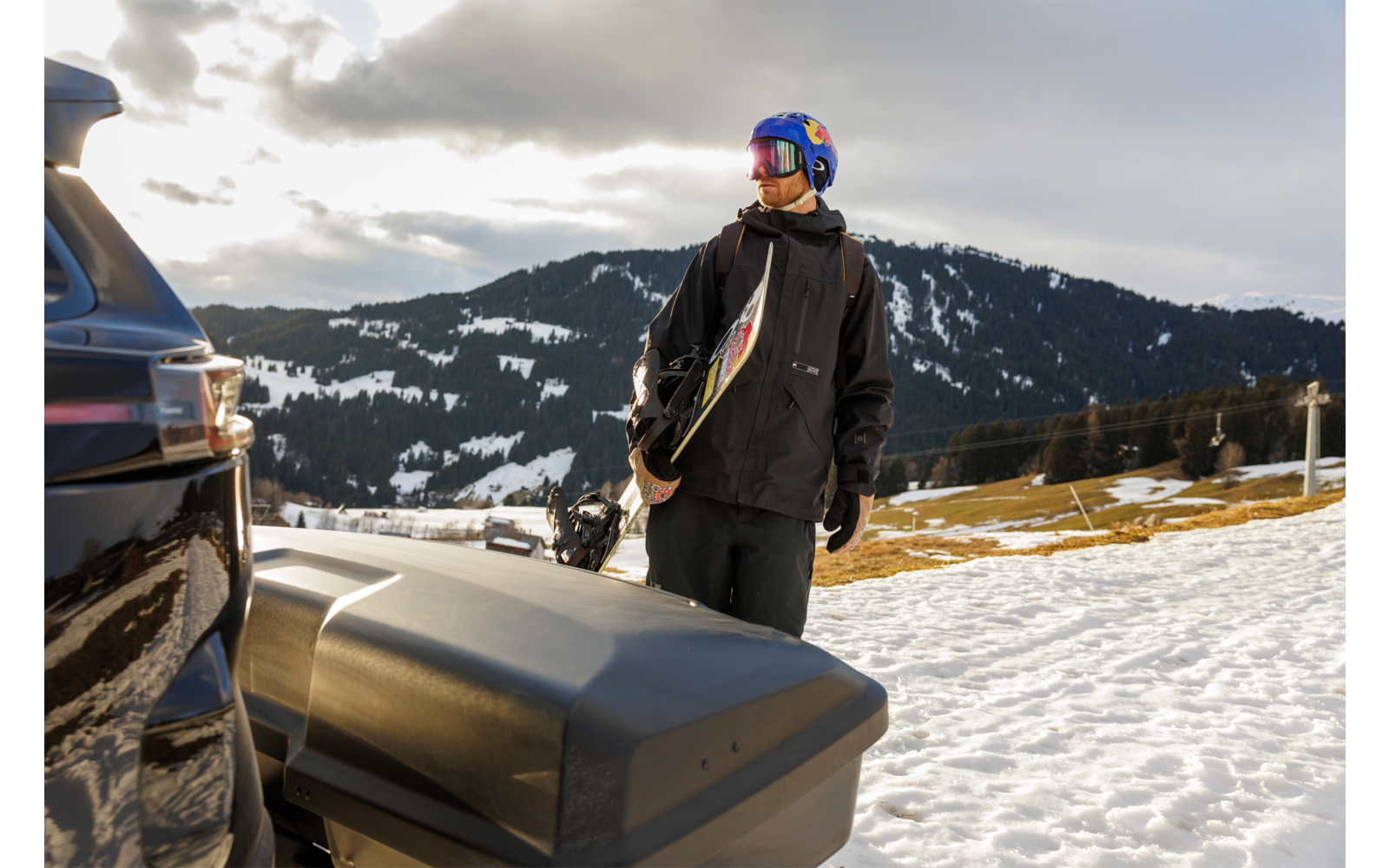 Arcos Box hekboks 300 l 17 kg svart - Thule sett fra siden