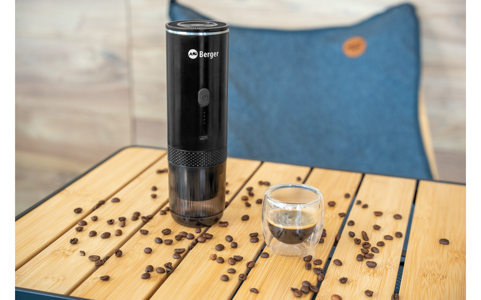 Bærbar espressomaskin med oppladbart batteri USB - EspressoTime i bruk utendørs