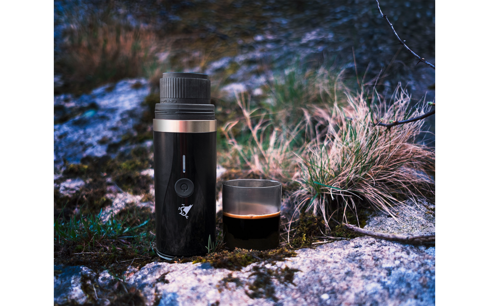 Bærbar kaffemaskin for kapsler og malt kaffe med batteri - Aqiila bakside