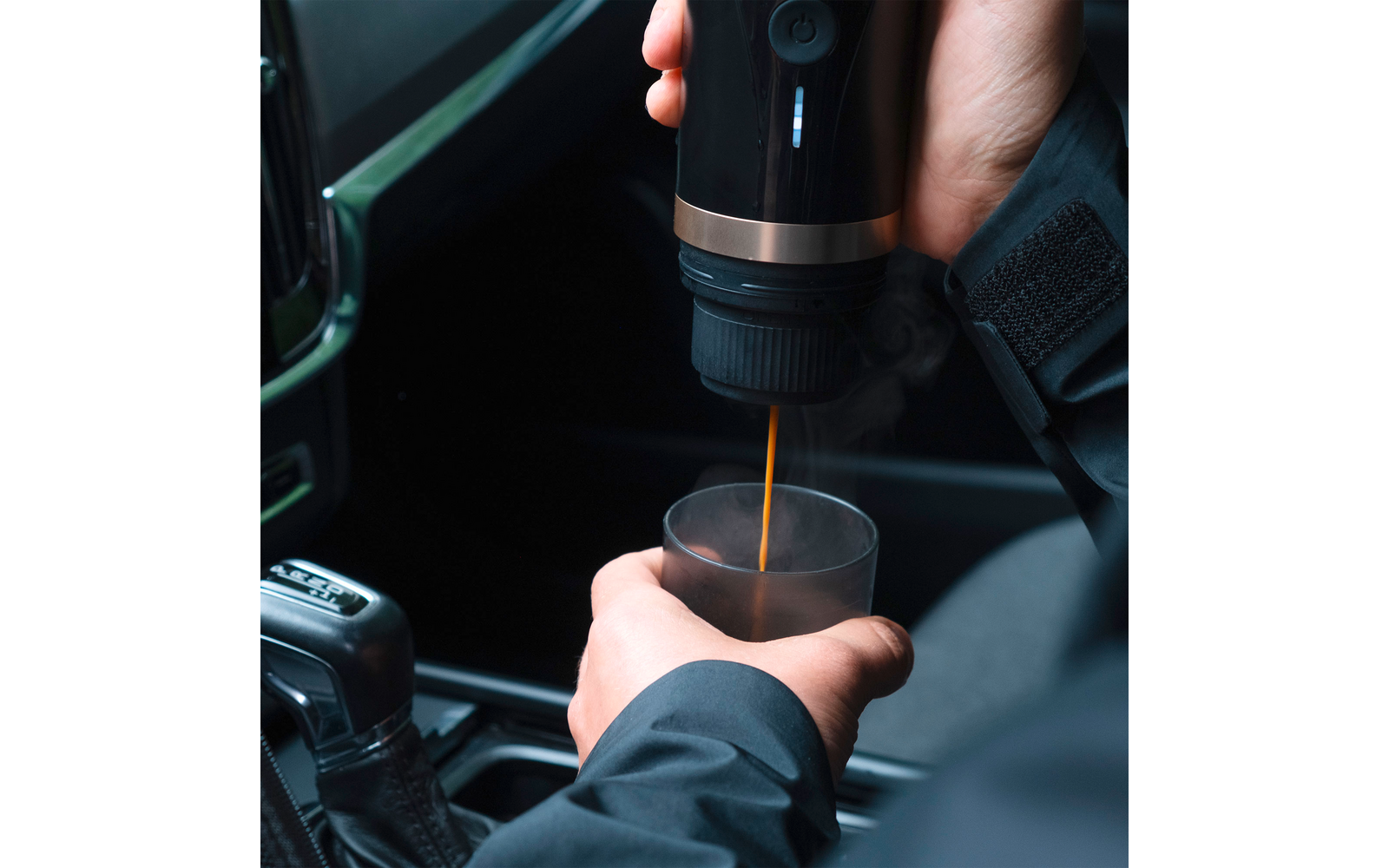 Bærbar kaffemaskin for kapsler og malt kaffe med batteri - Aqiila montert