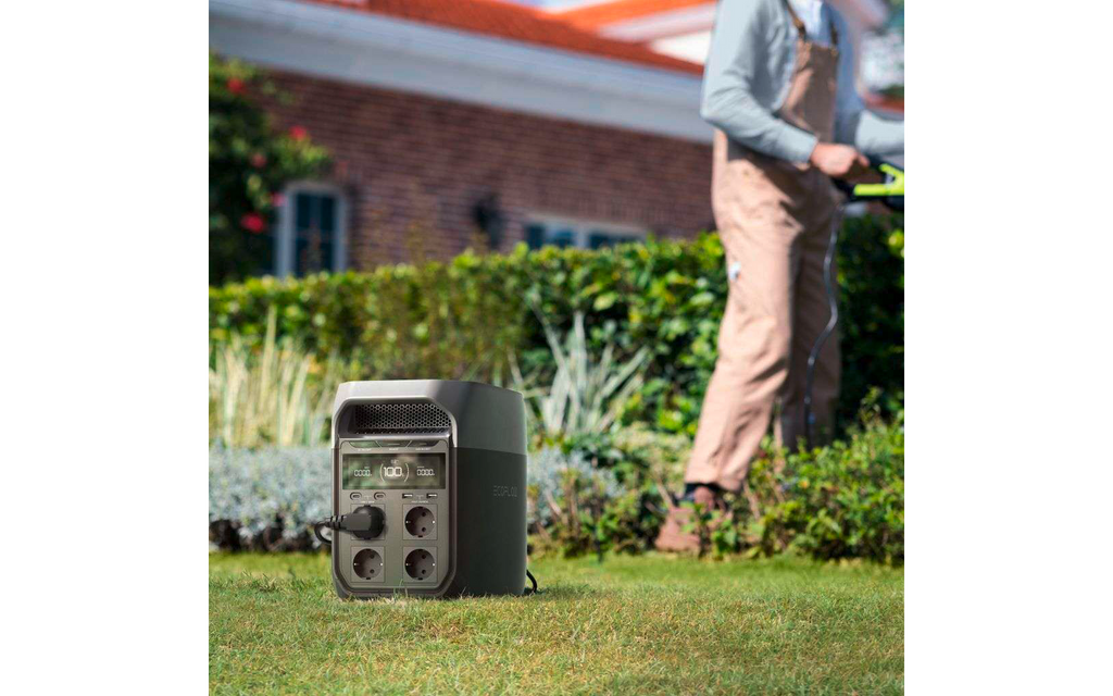 Bærbar kraftstasjon Delta 3 1024 Wh 1800 W i bruk utendørs