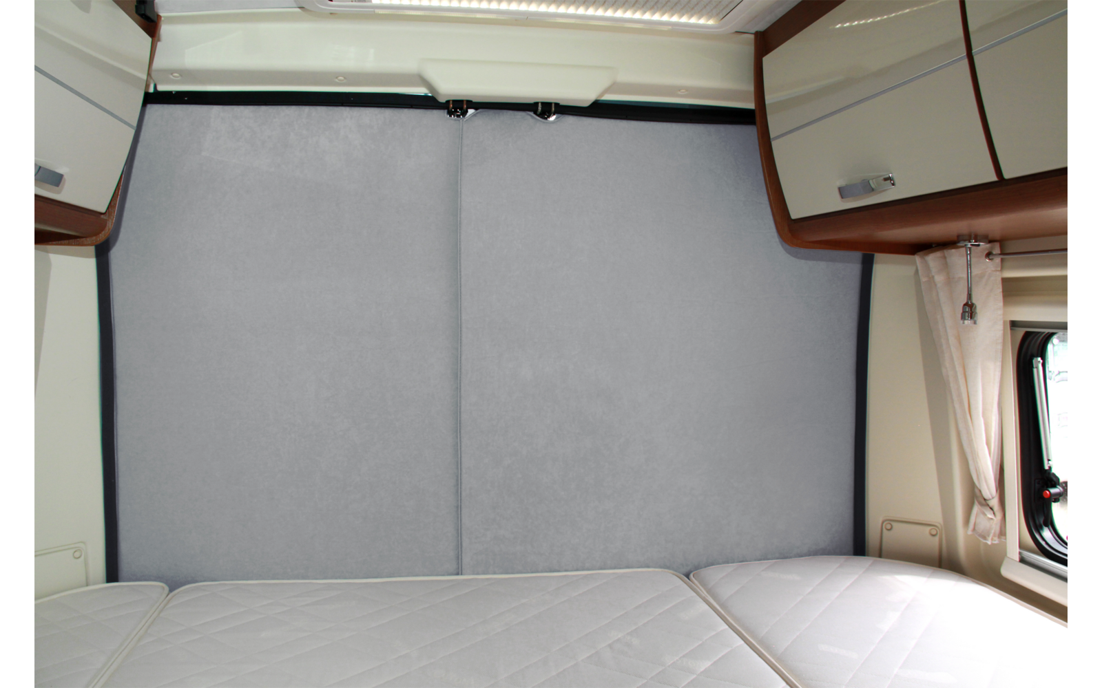 Detalj av magnetisk feste på Bakdørisolering for Fiat Ducato fra 07/14 2-delt magnet