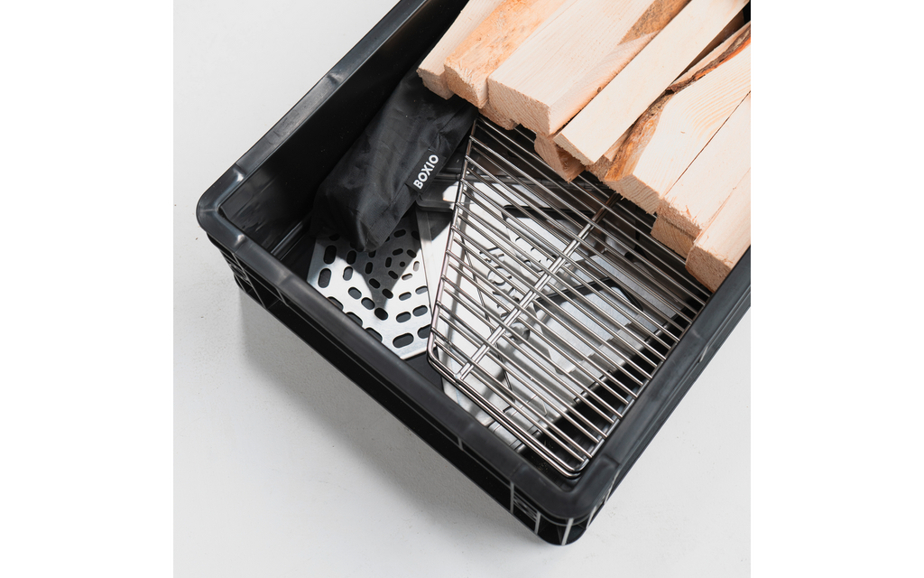 Detalj av grillristen på Bålpanne med grill, trefot og Eurobox 3,8 kg - Boxio Fire Bundle