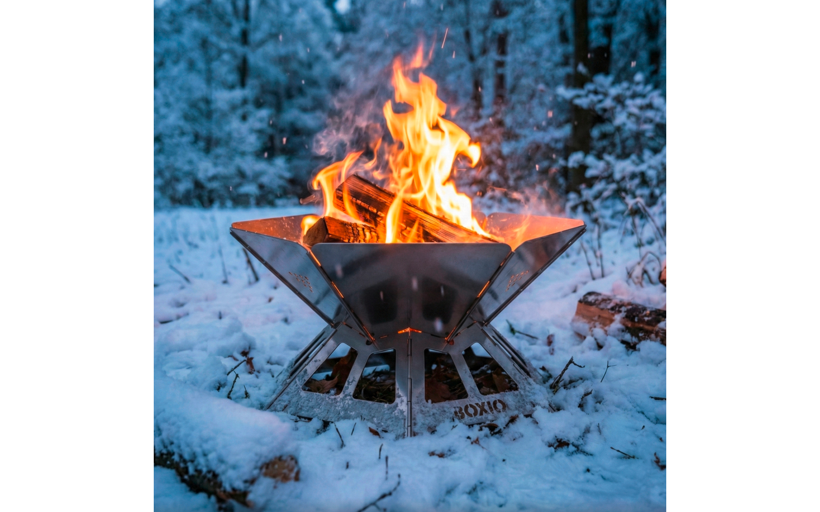 Nærbilde av håndtak på Bålpanne med grill, trefot og Eurobox 3,8 kg - Boxio Fire Bundle