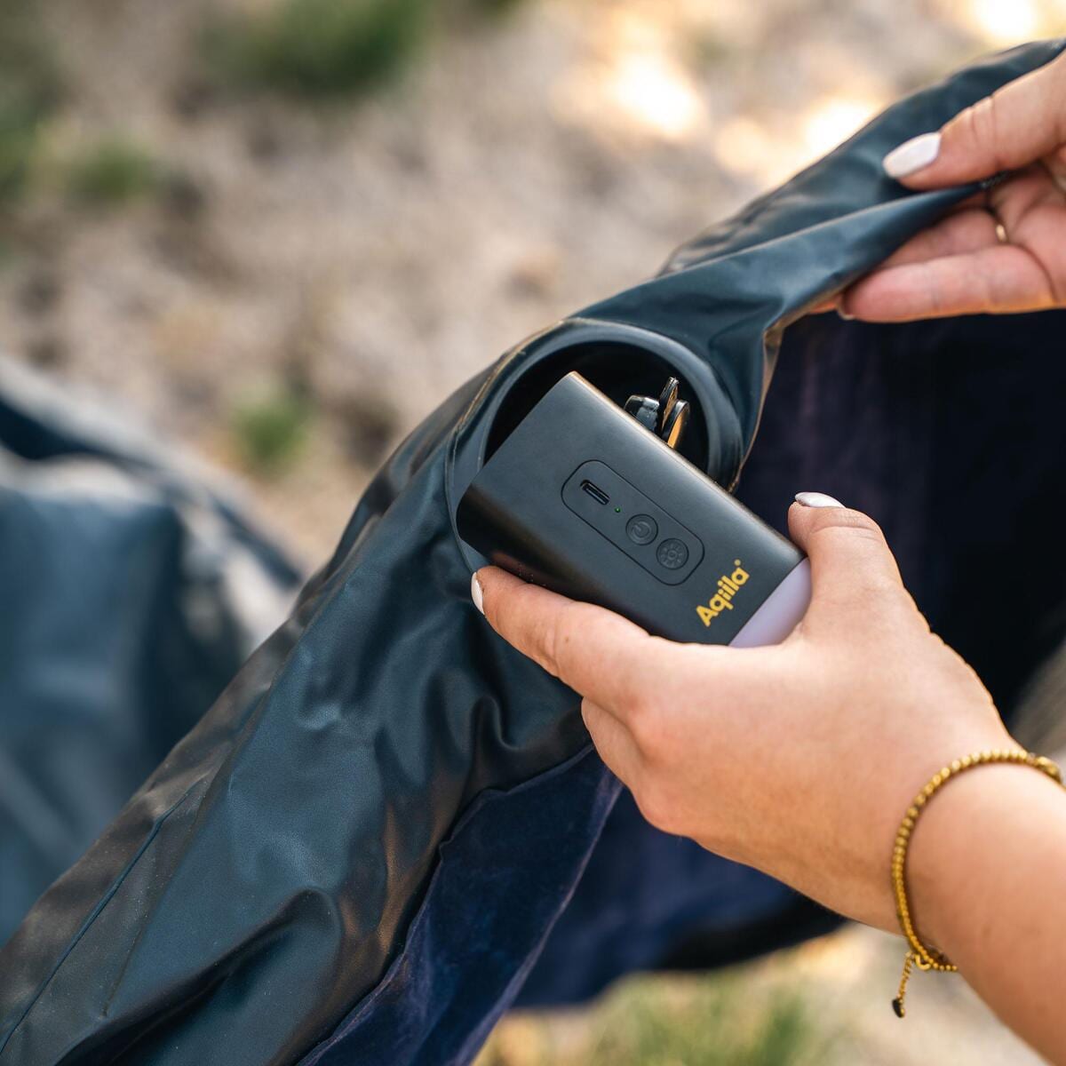 Bærbar elektrisk luftpumpe Airbird C2 2400 mAh USB-C pakket sammen i oppbevaringstaske