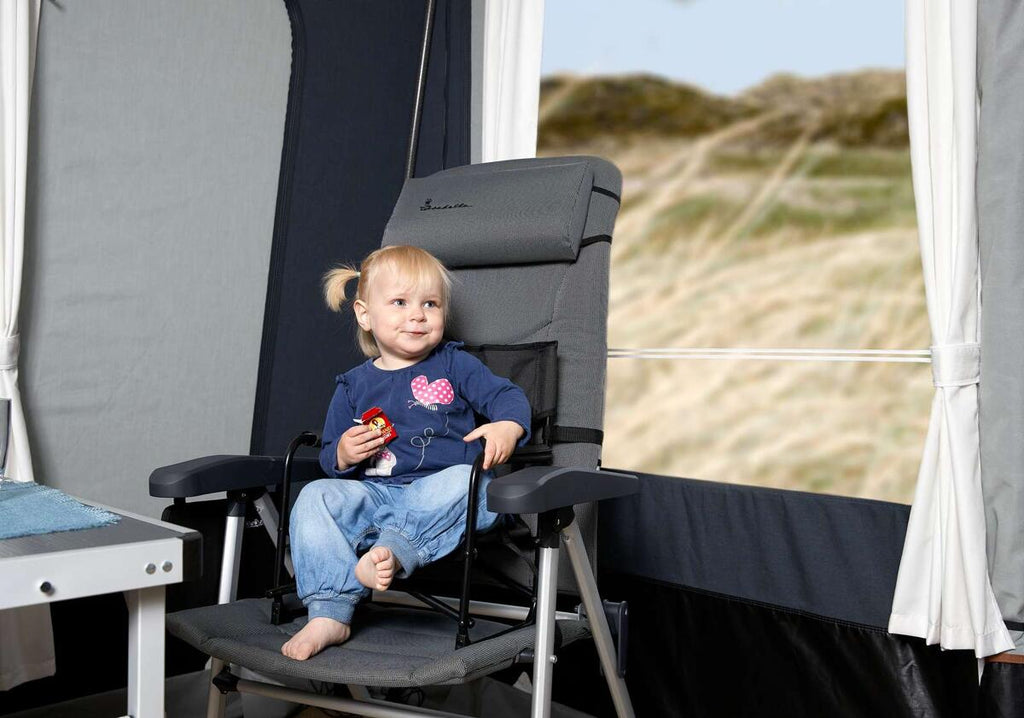 Nærbilde av stoff og polstring på Barnestol med stropper for montering på stol Isabella