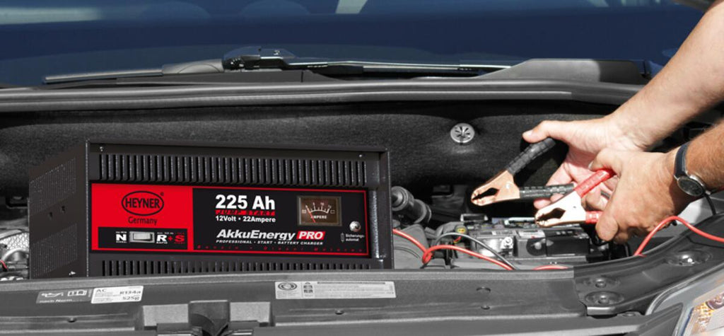 Nærbilde av kabler på Batterilader AkkuEnergy PRO 22A 12V for 30–225 Ah AGM