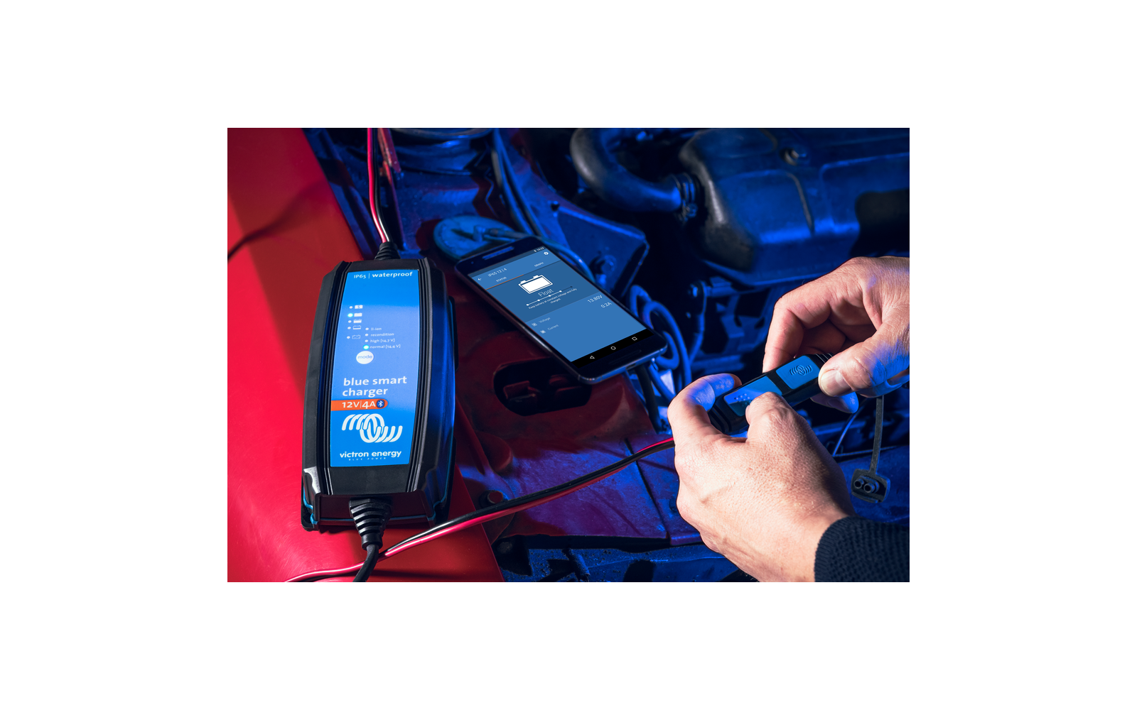 Nærbilde av tilkoblingskabler til Batterilader Blue Smart IP65 12 V 15 A med Bluetooth