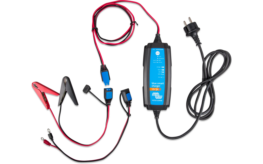 Batterilader Blue Smart IP65 12V 5A Bluetooth montert i campingmiljø
