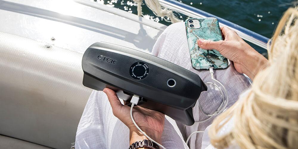 Montert Batterilader CS FREE 4-i-1 booster/powerbank 12V 20A IP54 - CTEK i kjøretøy