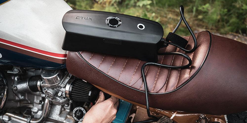Nærbilde av USB-porter på Batterilader CS FREE 4-i-1 booster/powerbank 12V 20A IP54 - CTEK