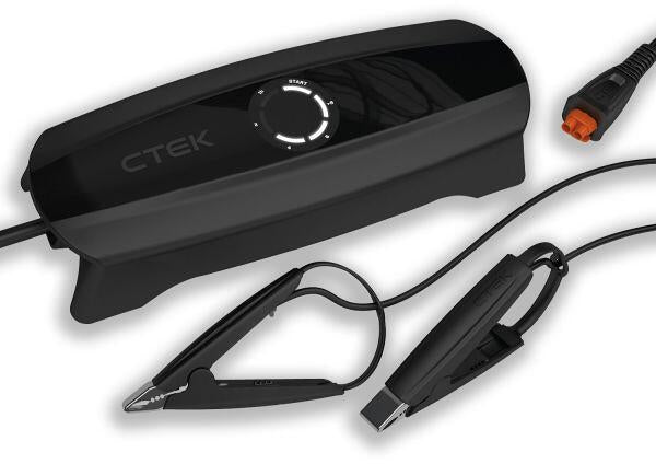 Detalj av polaritetssikre klemmer på Batterilader CS One 12V 8A med Bluetooth og app-styring