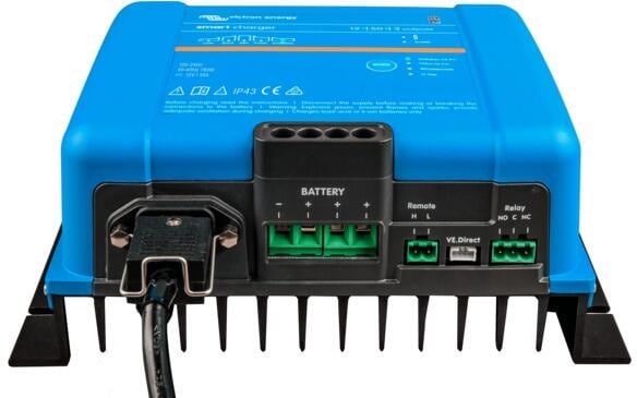 Bakside av Batterilader Phoenix Smart IP43 12V 50A med Bluetooth fra Victron Energy