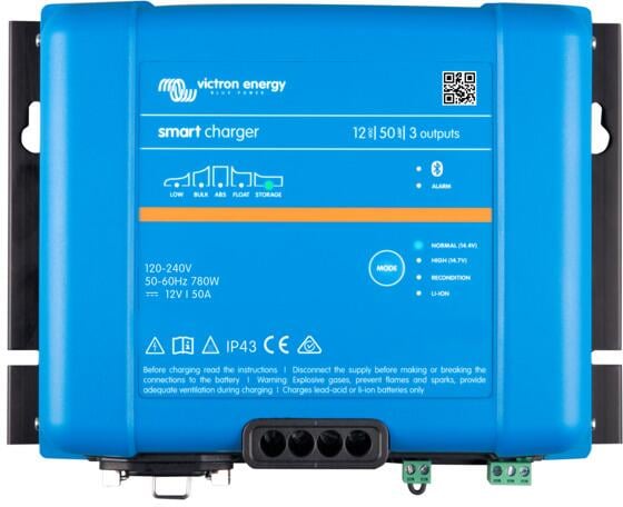 Nærbilde av tilkoblinger på Batterilader Phoenix Smart IP43 12V 50A med Bluetooth