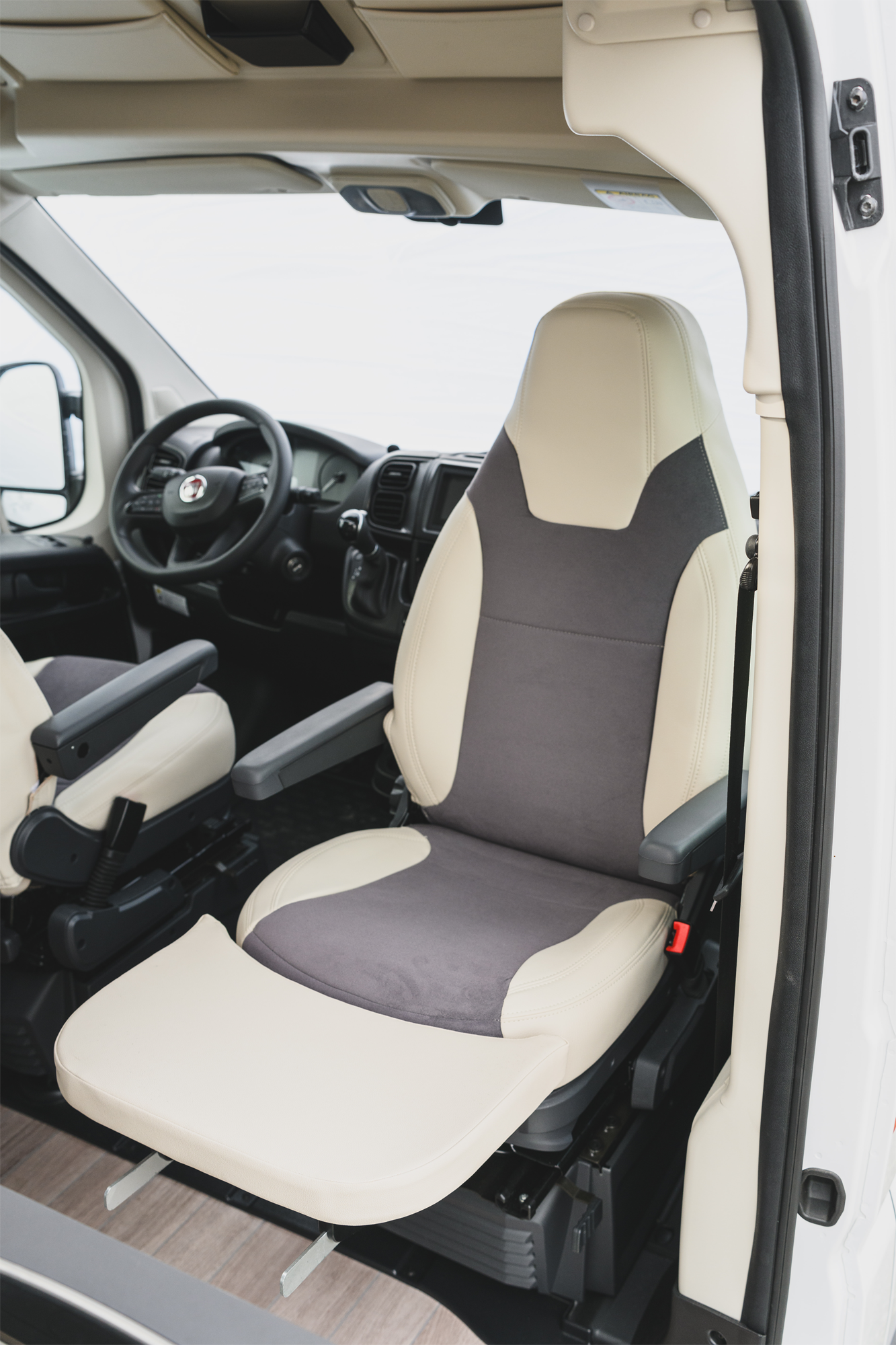 Beinstøtte for bobilsete Ford Transit fra 2015, beige forfra