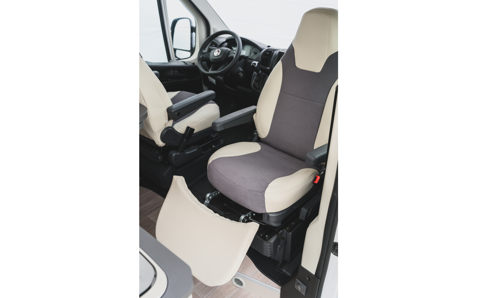 Beinstøtte for bobilsete Ford Transit fra 2015, beige montert i bil