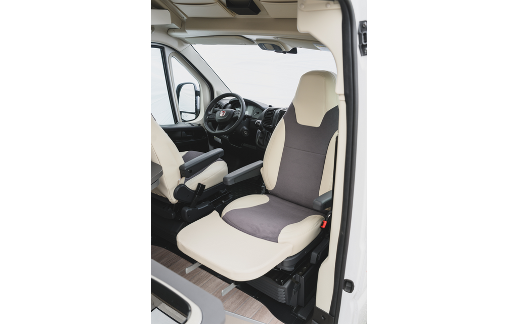 Nærbilde av polster på Beinstøtte for bobilsete Ford Transit fra 2015, beige
