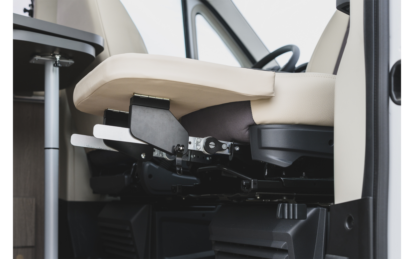 Beinstøtte for bobilsete Ford Transit fra 2015, beige i bruk