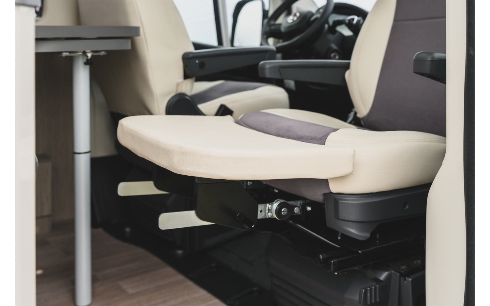 Beinstøtte for bobilsete Ford Transit fra 2015, beige vist med justeringsmuligheter