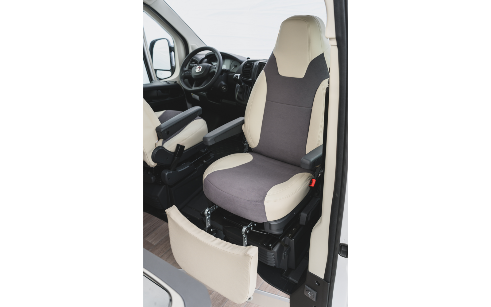 Beinstøtte for bobilsete Ford Transit fra 2015, beige detalj av stoffmateriale