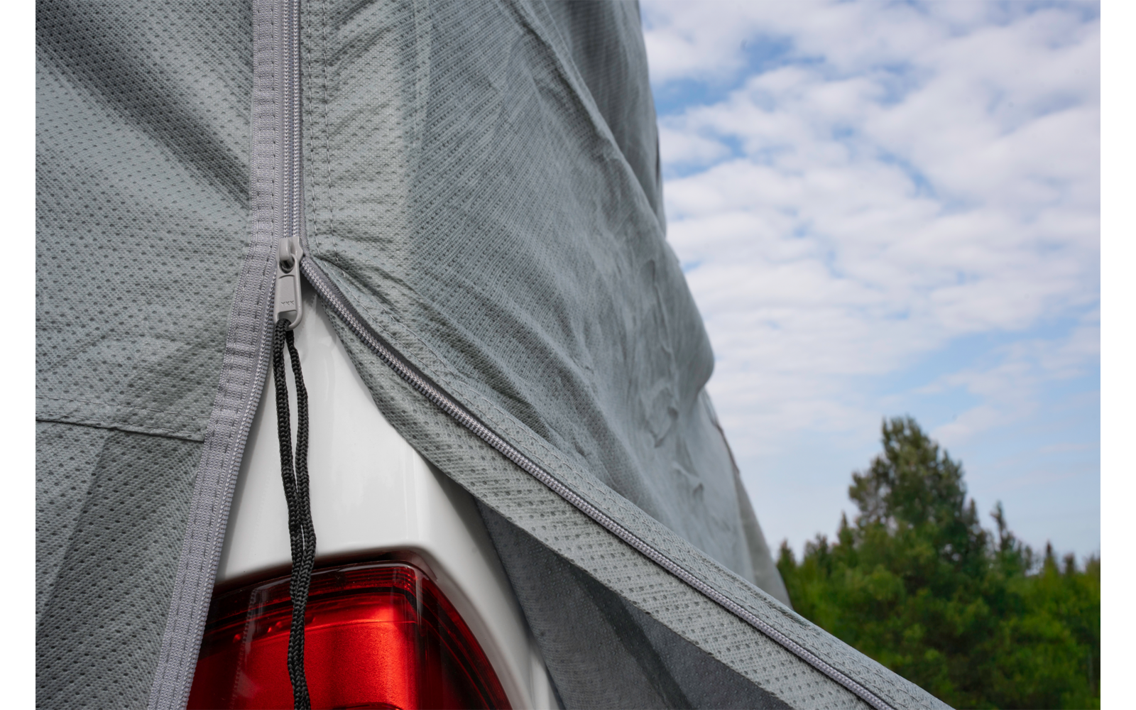 Detalj av glidelås på Beskyttelsestrekk for campingvogn StrongProtect 370-430 cm