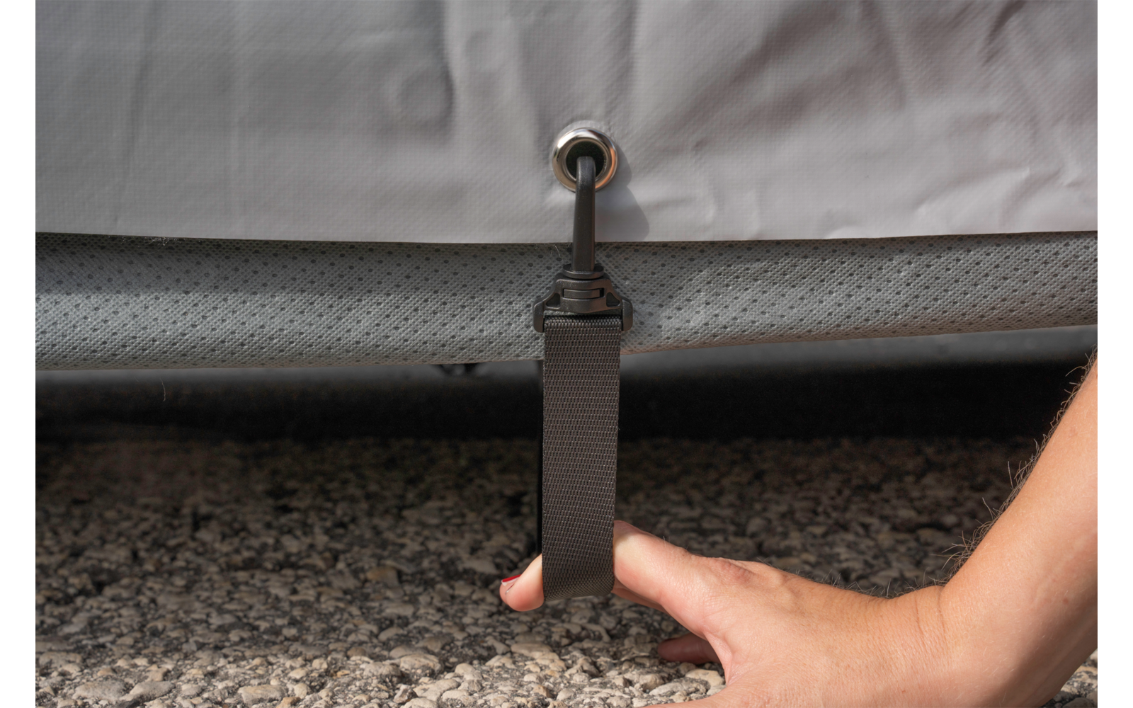 Beskyttelsestrekk StrongProtect for bobil og van 550-610 cm nærbilde av glidelås