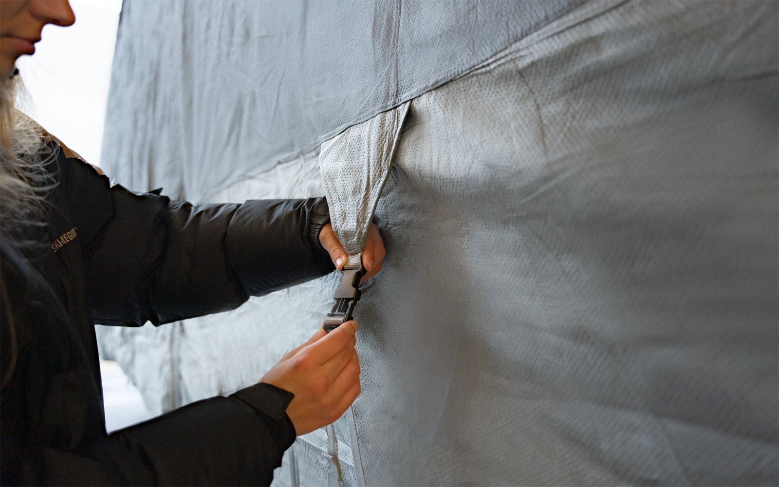 Nærbilde av glidelås på Beskyttelsestrekk for campingvogn StrongProtect Plus 400-450 cm