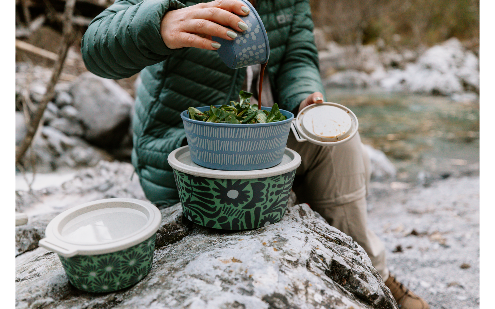Blomster boks med lokk 250 ml stabelbar og lufttett i bruk med snacks
