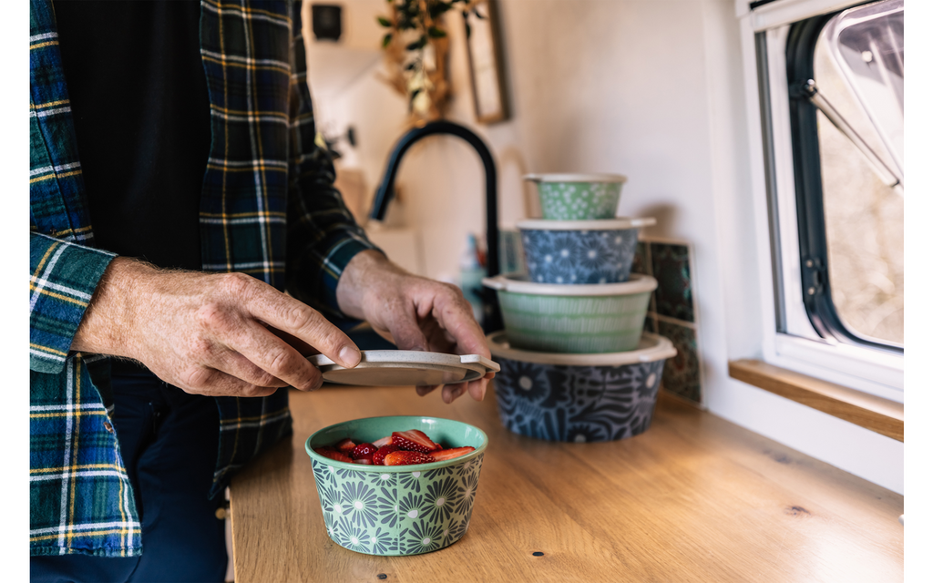 Oversikt over flere Blomster bokser med lokk stabelt