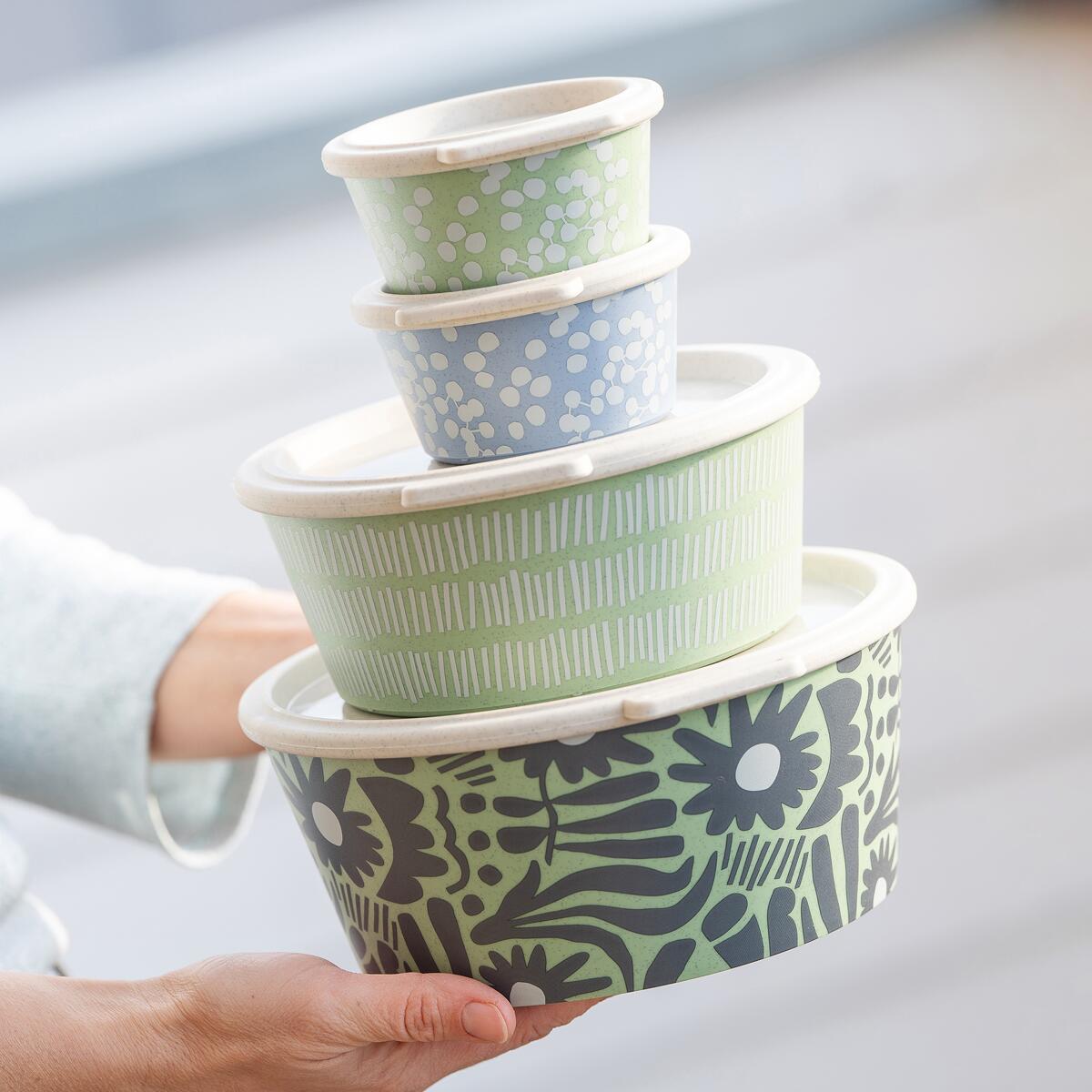Montert Blomster skål med lokk for camping og piknik 250ml-2,2l Koziol på campingbord