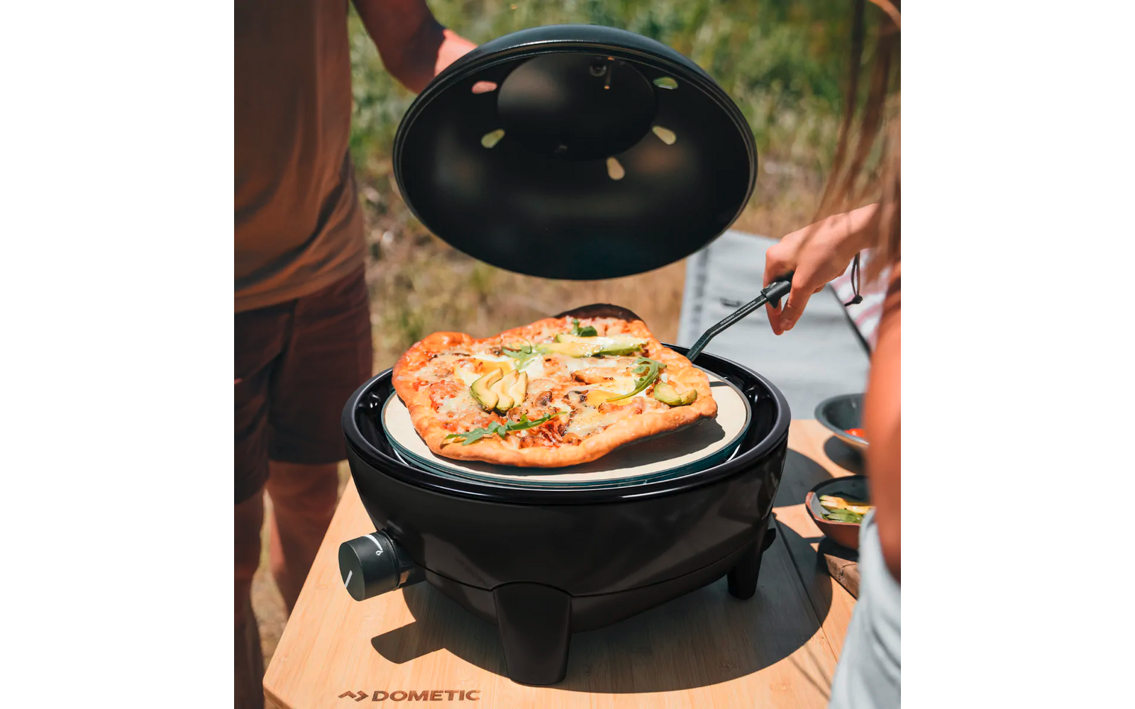 Bordgassgrill Glamp Chef 40 BBQ med pizzastein bakside