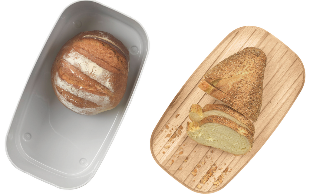 Brødboks Bready med 2-i-1 lokk/skjærebrett åpnet med brød inni