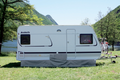 Bunnskjort for campingvogn PVC 450 x 60 cm grå forfra