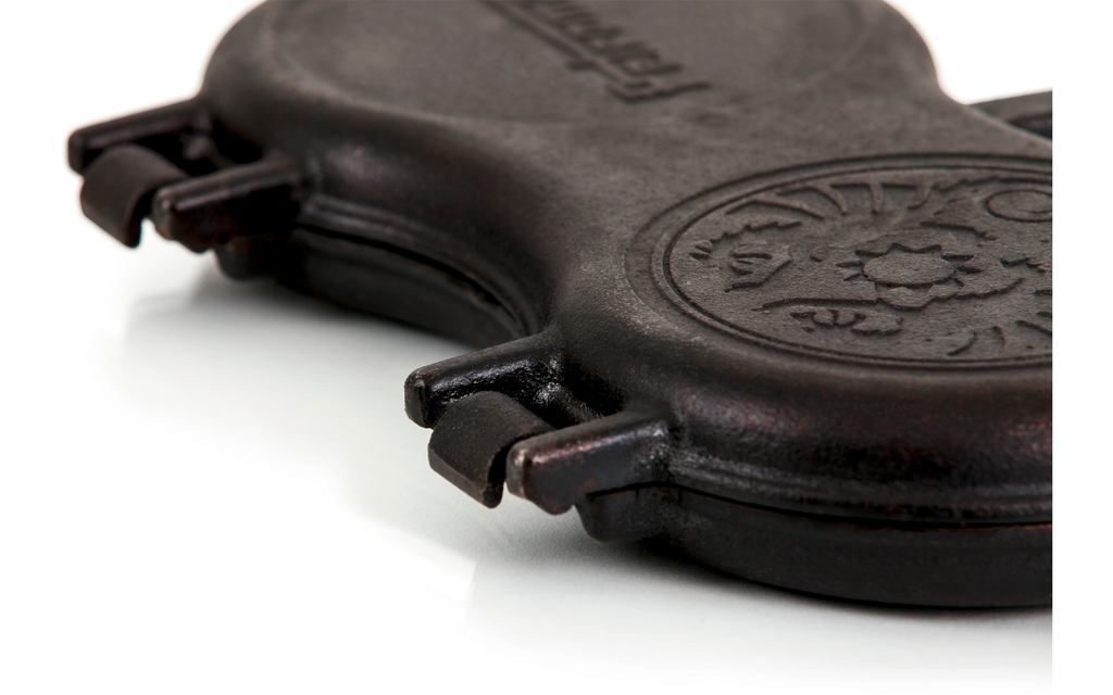 Detalj av trehåndtak på Burgerjern i støpejern 2 x 12 cm med trehåndtak - Petromax