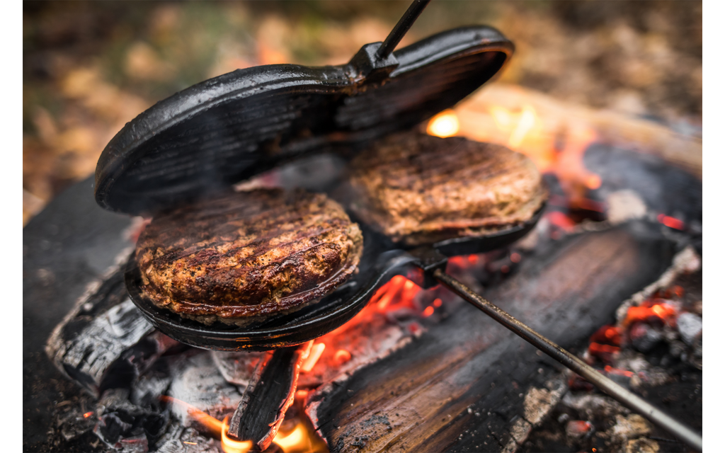 Nærbilde av grillmønster på burger laget med Burgerjern i støpejern 2 x 12 cm med trehåndtak - Petromax