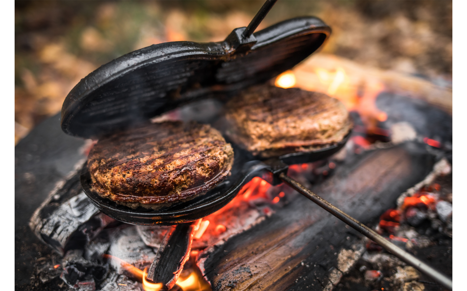 Nærbilde av grillmønster på burger laget med Burgerjern i støpejern 2 x 12 cm med trehåndtak - Petromax