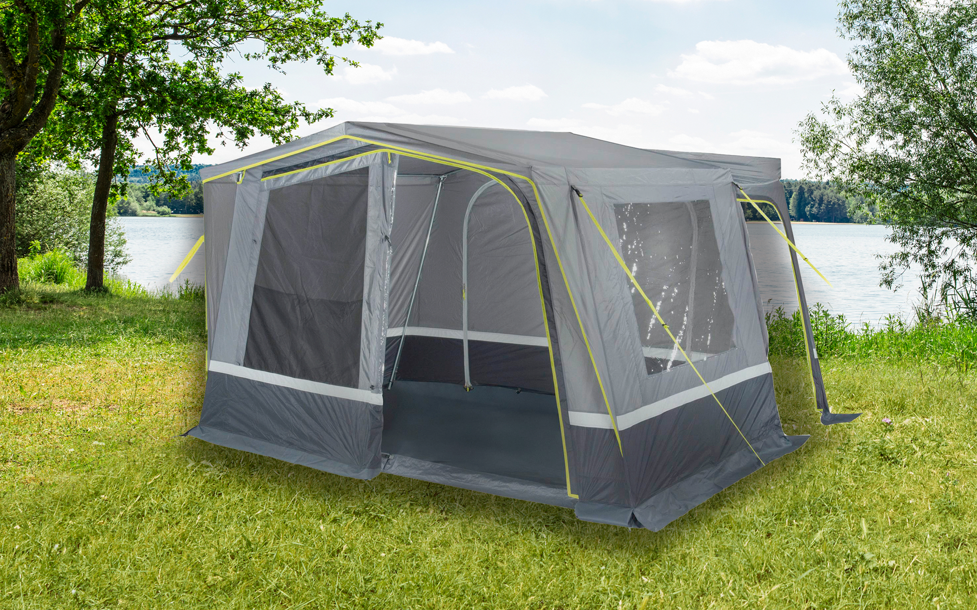 Busfortelt Tramp 2.0 frittstående 340x320 cm stålstang montert på campingplass