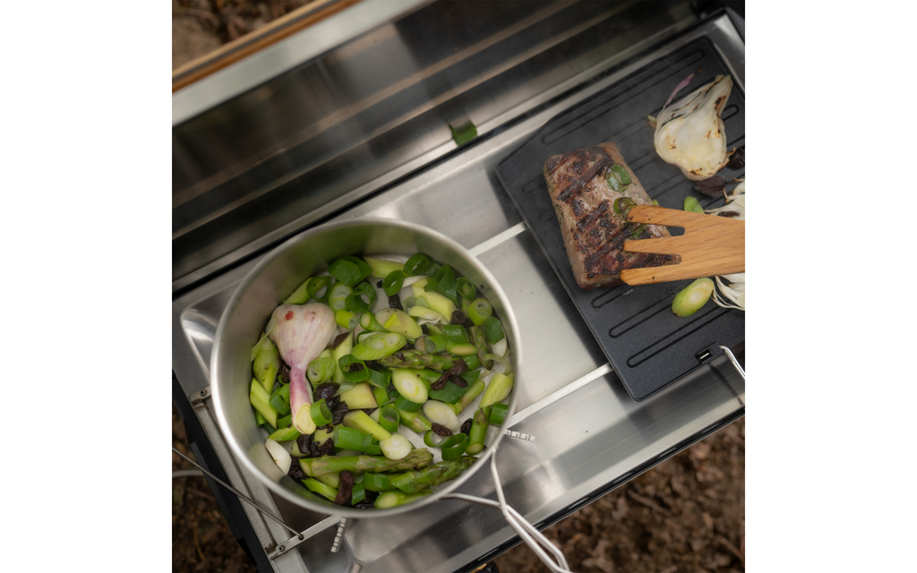 CampFire grillplate aluminium med antihaftbelegg og sammenleggbart håndtak nærbilde