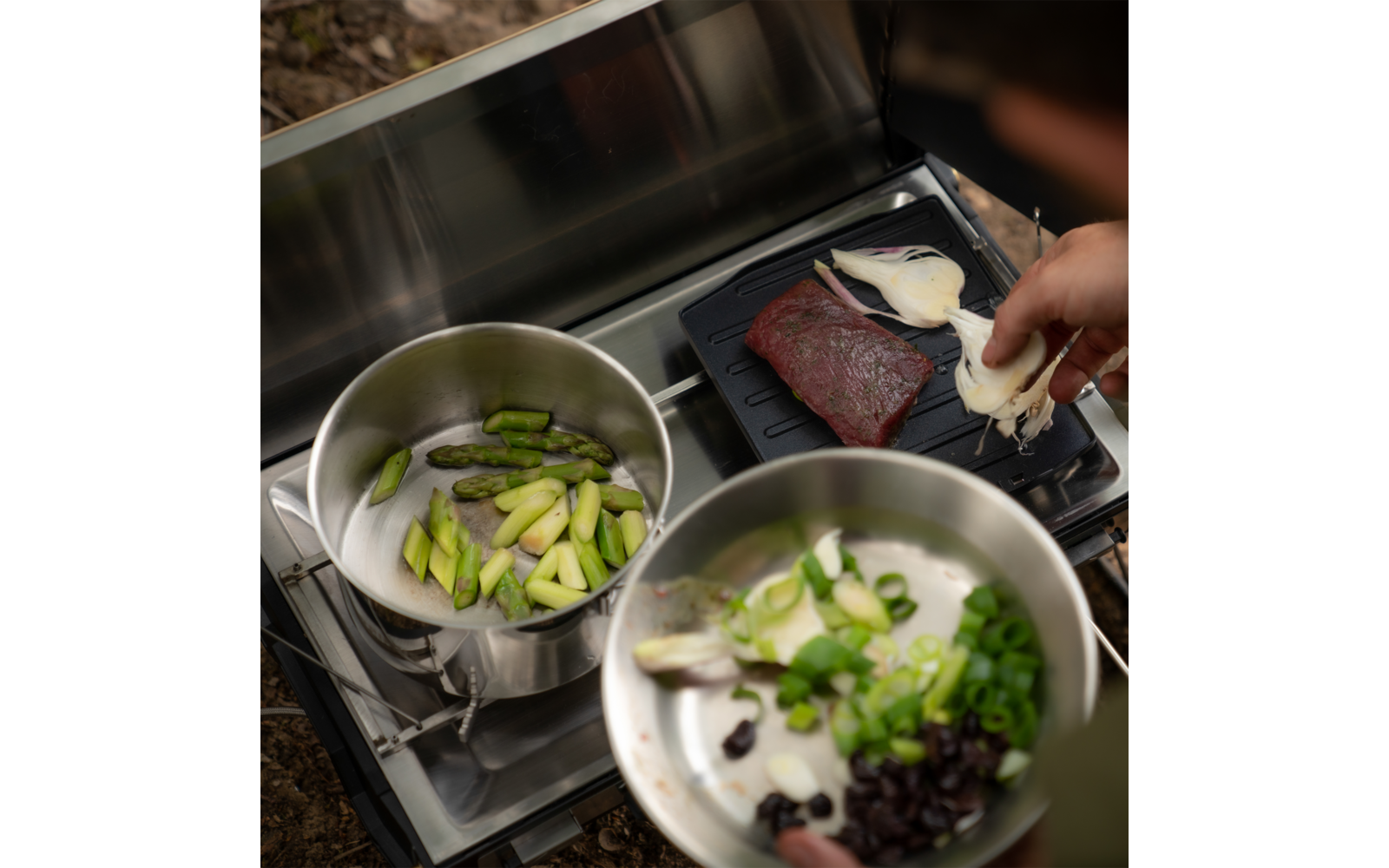 CampFire grillplate aluminium med antihaftbelegg og sammenleggbart håndtak i bruk