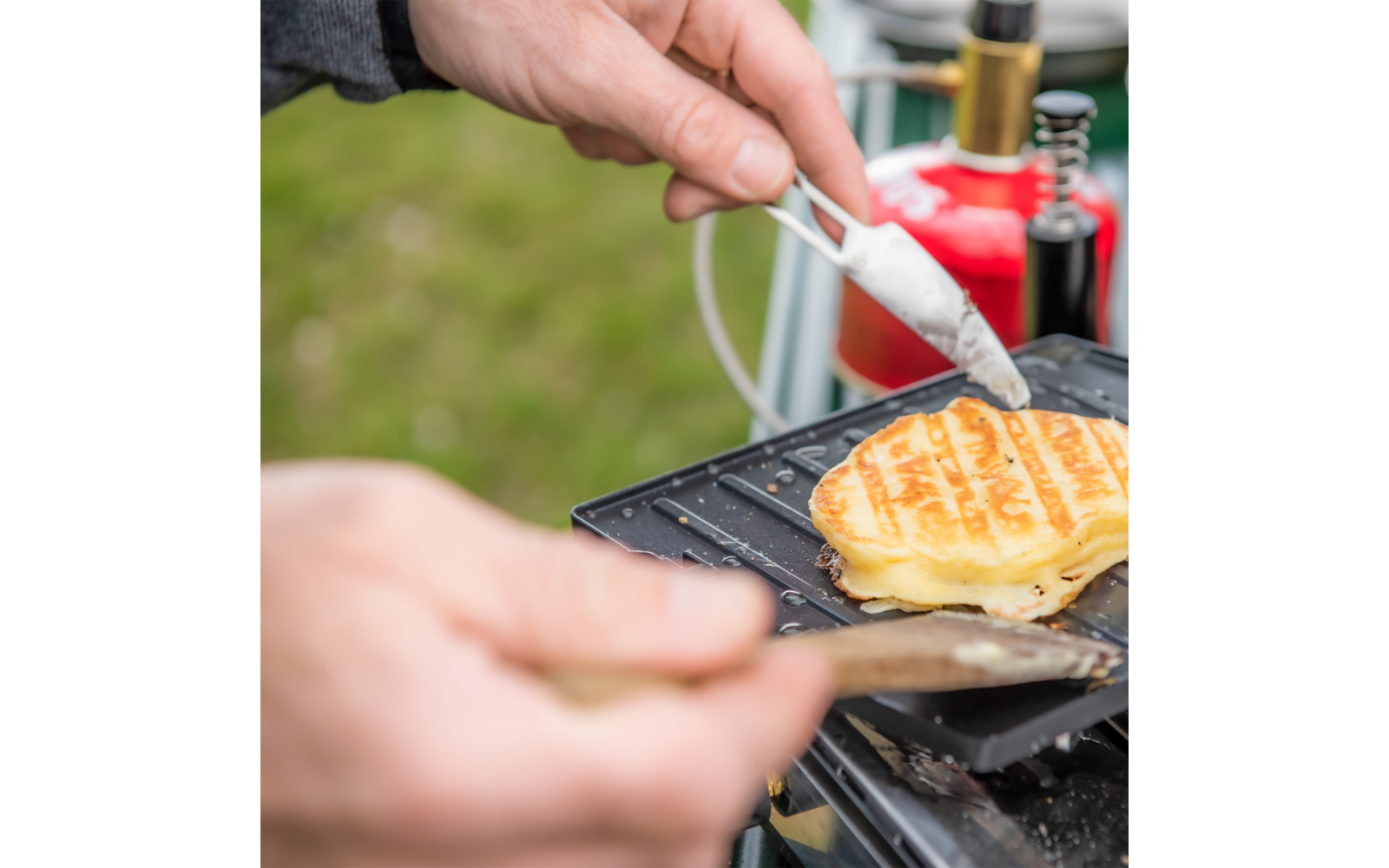 CampFire grillplate aluminium med antihaftbelegg og sammenleggbart håndtak håndtak detalj
