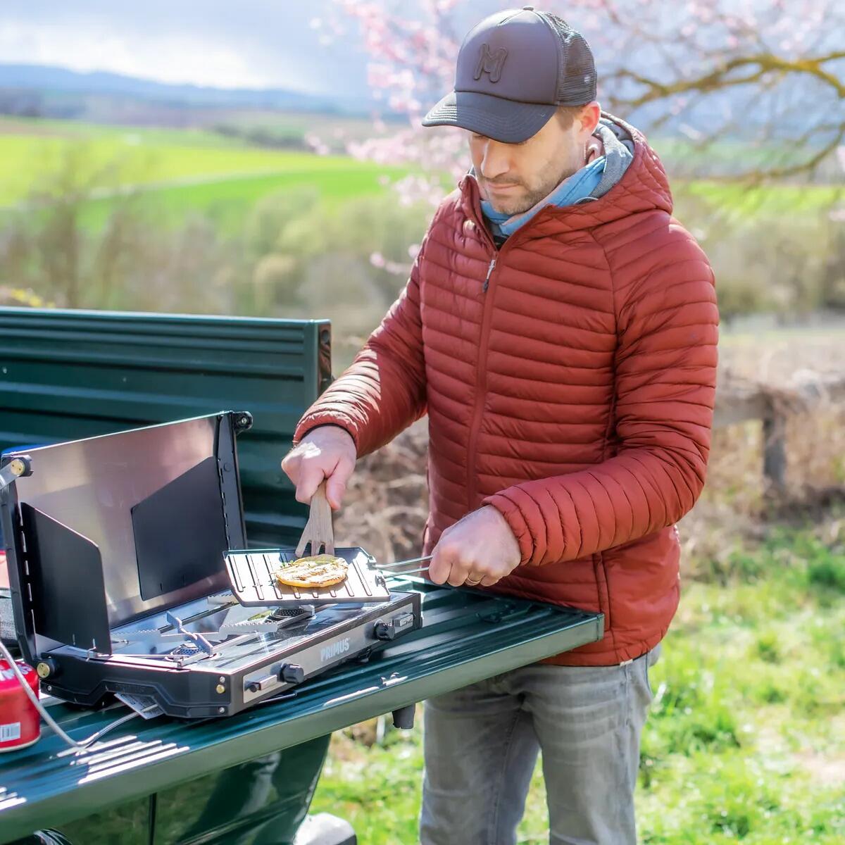 CampFire grillplate med antiheftbelegg brukt under grilling