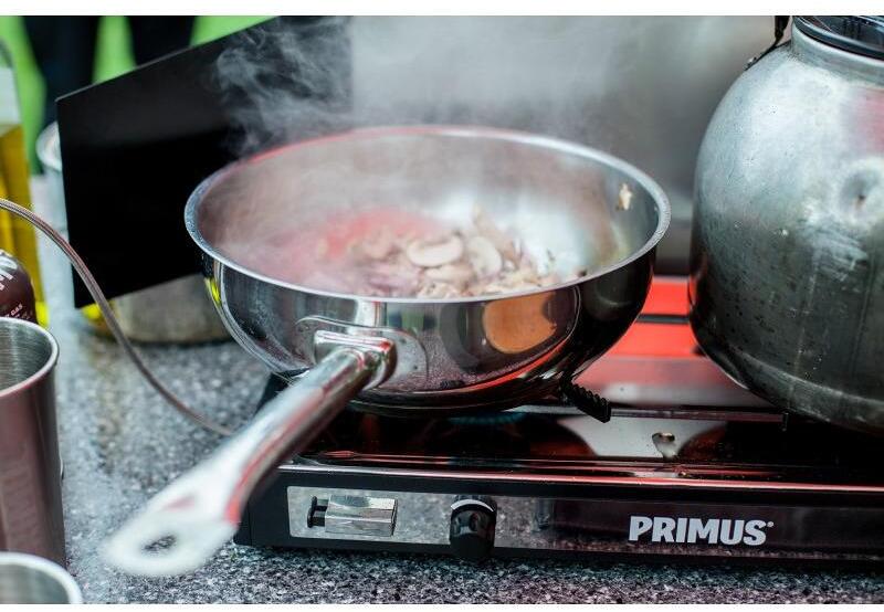 Campfire stekepanne rustfritt stål med klappbart håndtak detalj av håndtak
