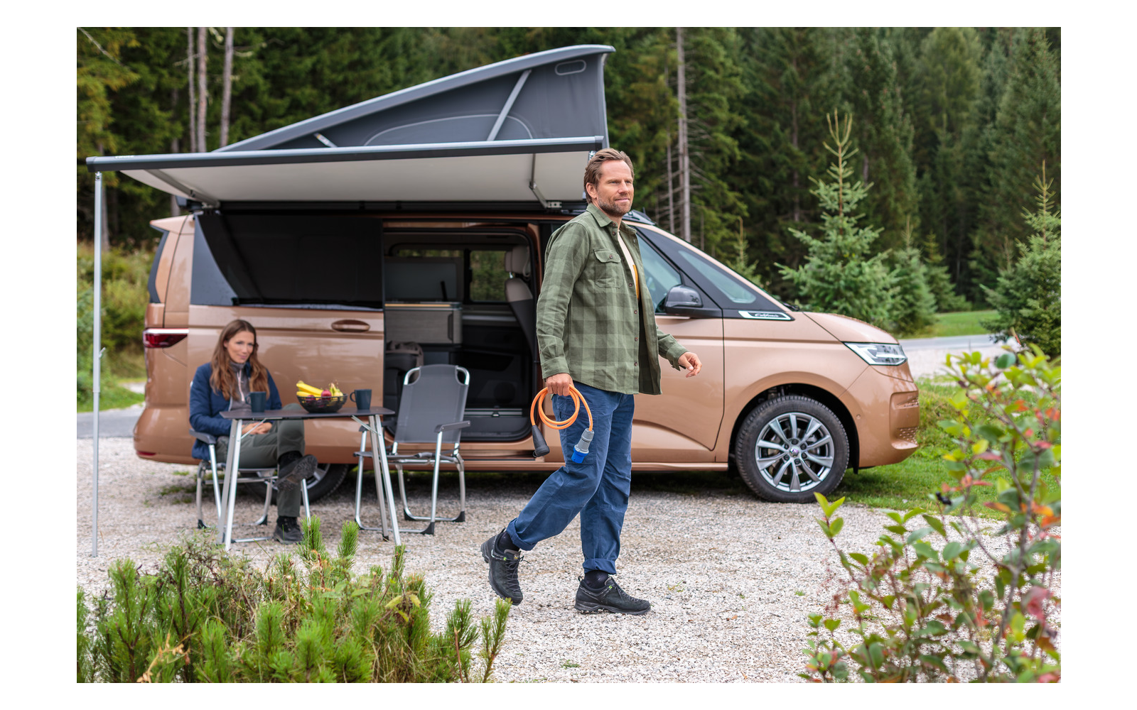 Nærbilde av Camping-adapterkabel CEE til schuko 230V 16A 1,5m oransje Brennenstuhl kontakt
