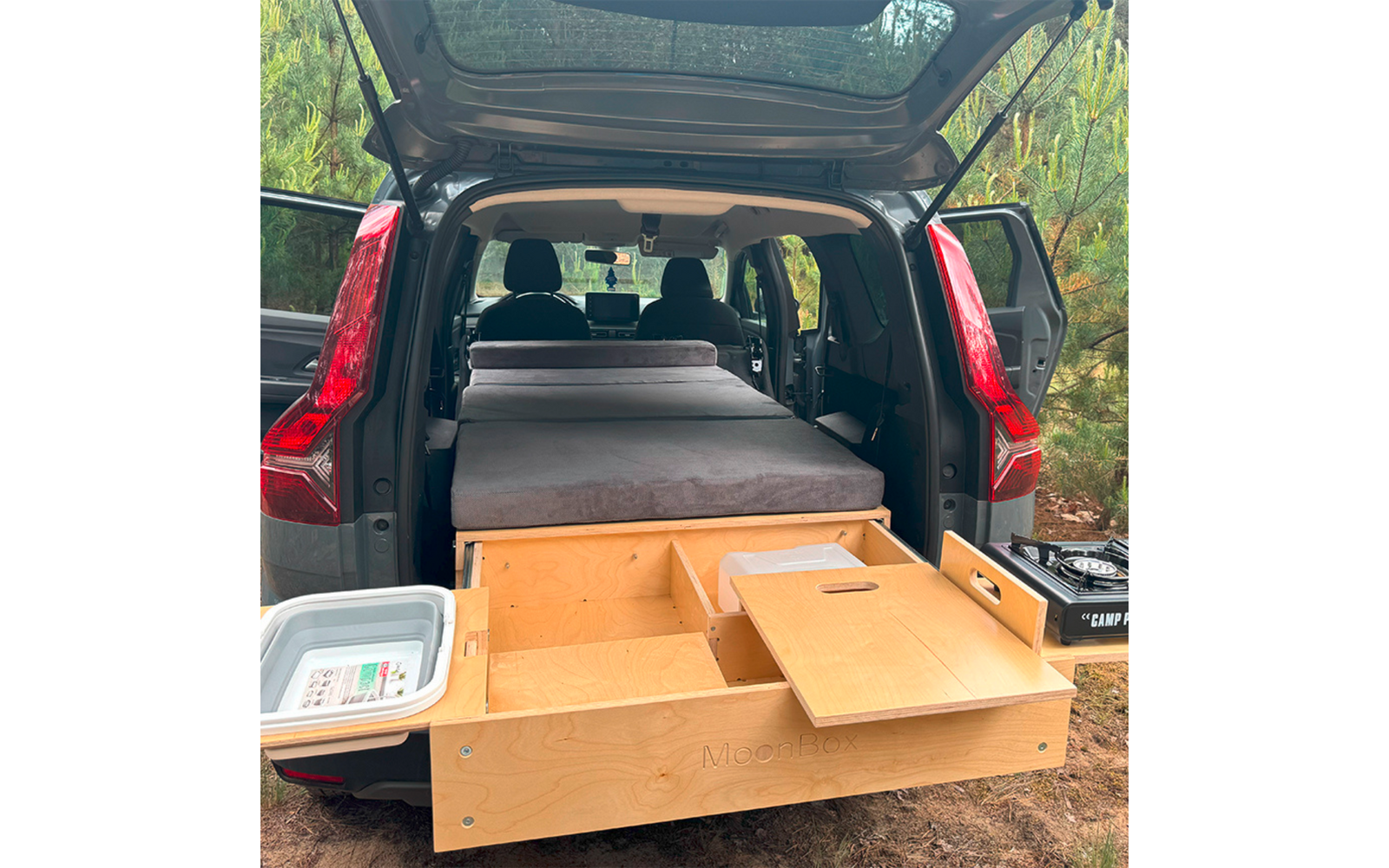 Campingboks Slim for kombi, SUV og van m/soveunderlag 173-190 cm - Moonbox montert i bil
